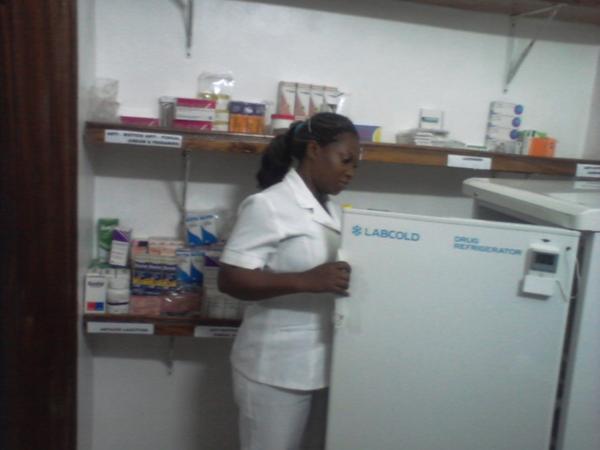 Drug refrigerator