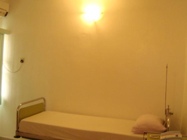Executive ward with hydraulic bed