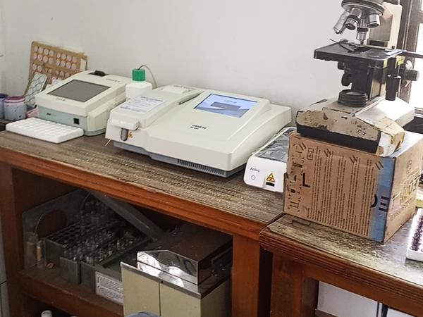 Laboratory bench