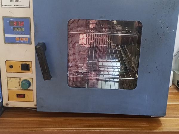 Laboratory incubator